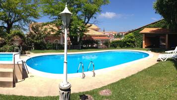 2 albercas al aire libre, sombrillas en la alberca y camastros