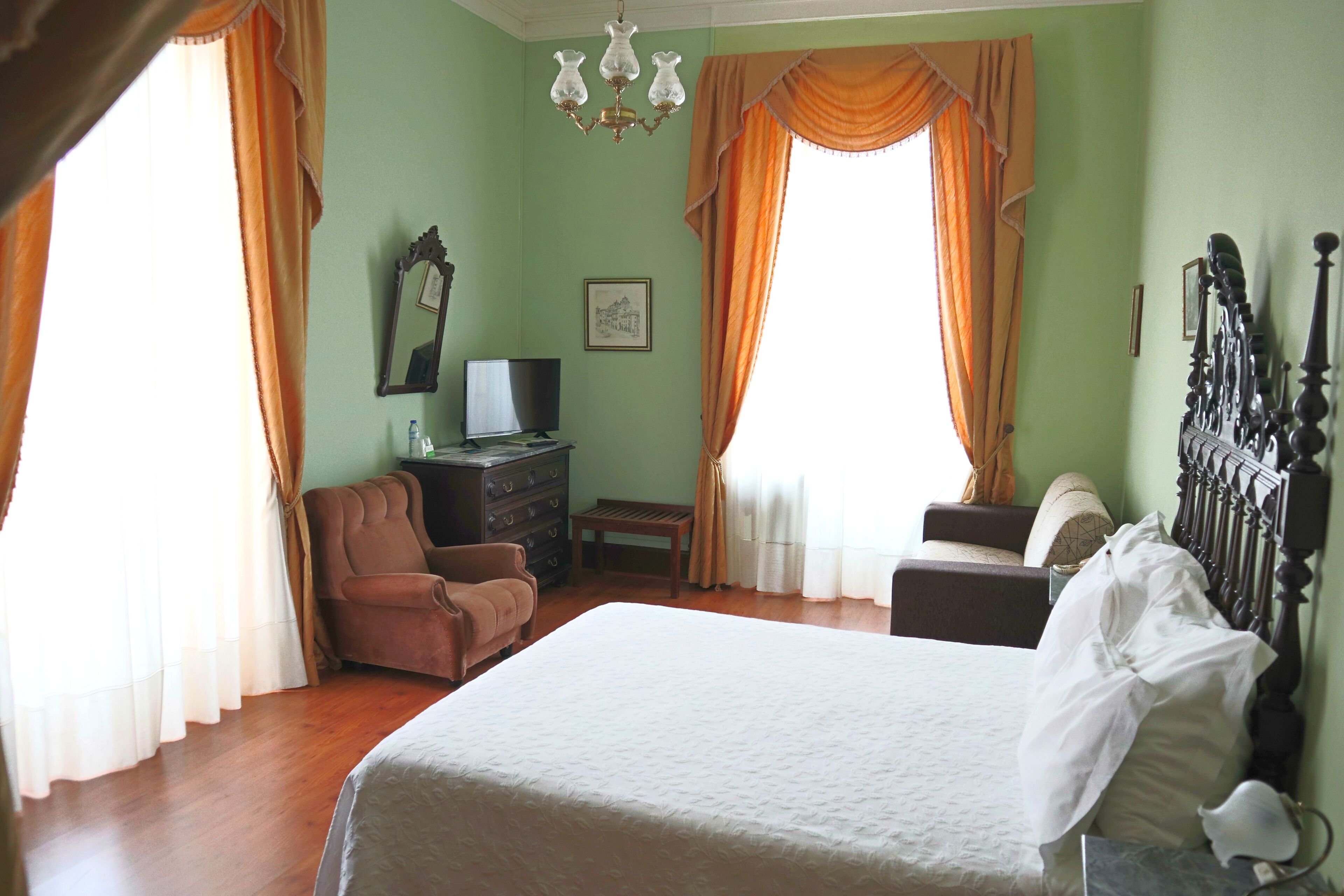 standard triple room | in-room safe, individually decorated, individually furnished