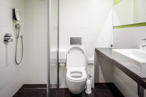 Douche, douche à « effet pluie », articles de toilette gratuits