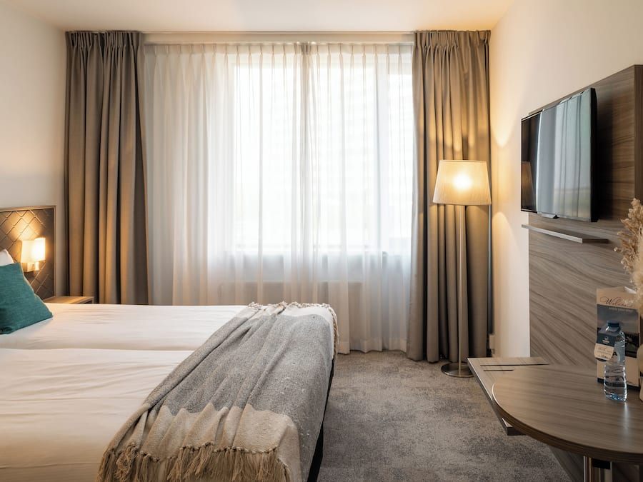 Minibaari, tallelokero huoneessa, työpöytä, pimennysverhot