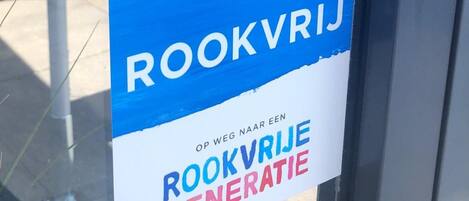 A sign with the text "ROOKVRIJ" and "ROOKVRIJ GENERATIE" on a blue background.