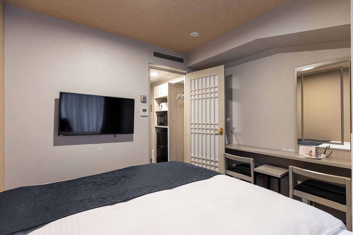 Premium bedding, down comforters, in-room safe, blackout drapes