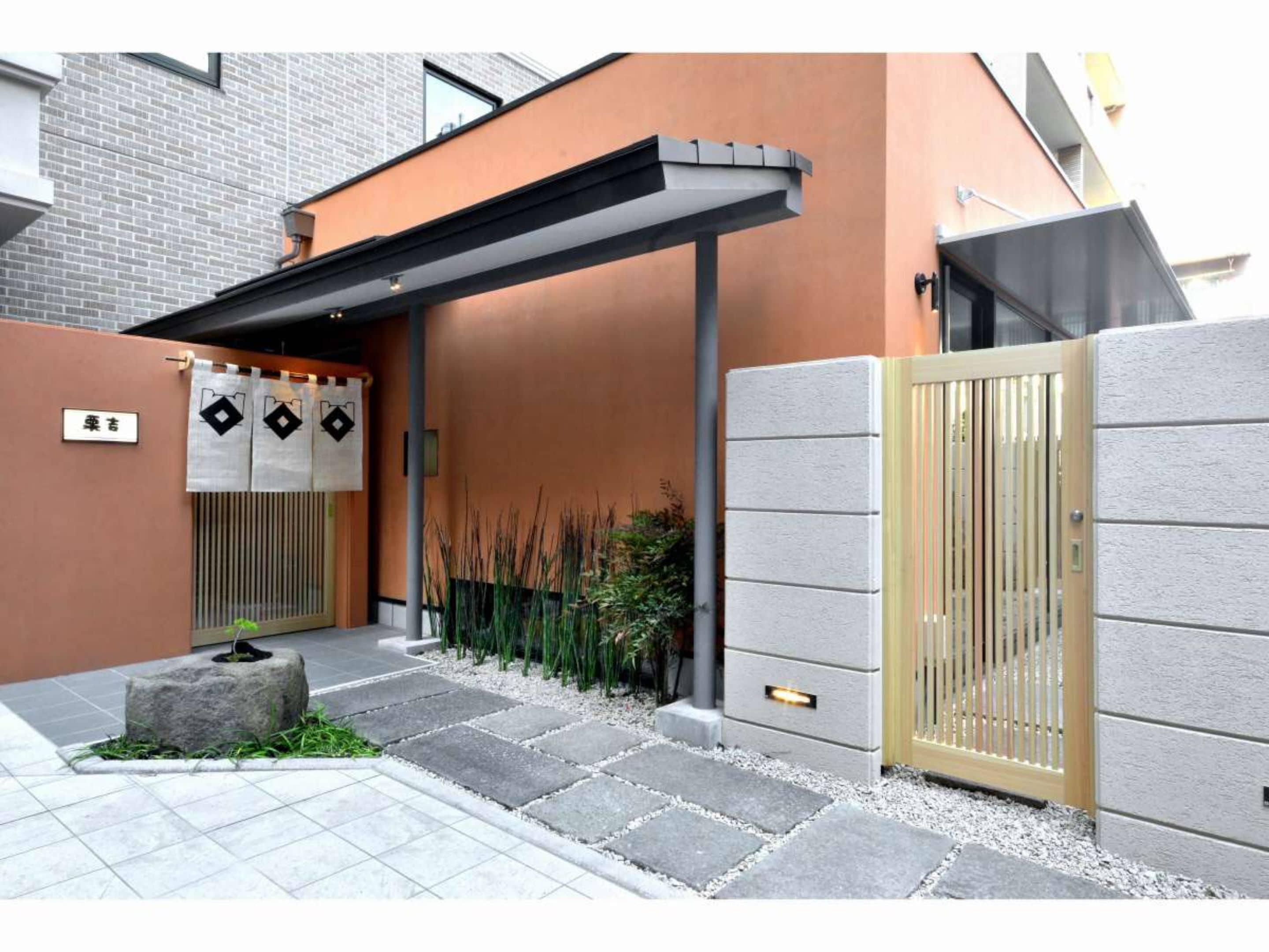 2 restaurants, breakfast, lunch, dinner served; italian cuisine