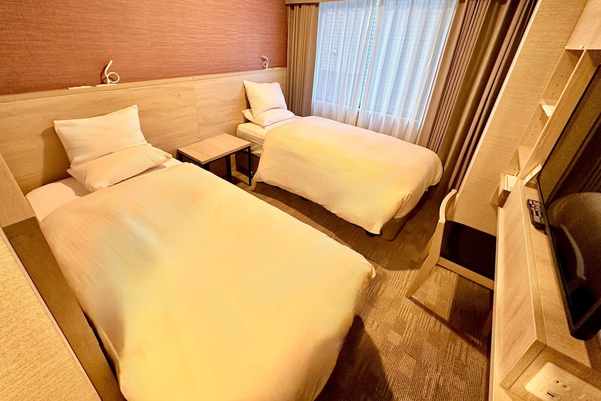 Premium bedding, down comforters, in-room safe, blackout drapes
