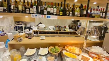 Daily buffet breakfast (JPY 1600 per person)