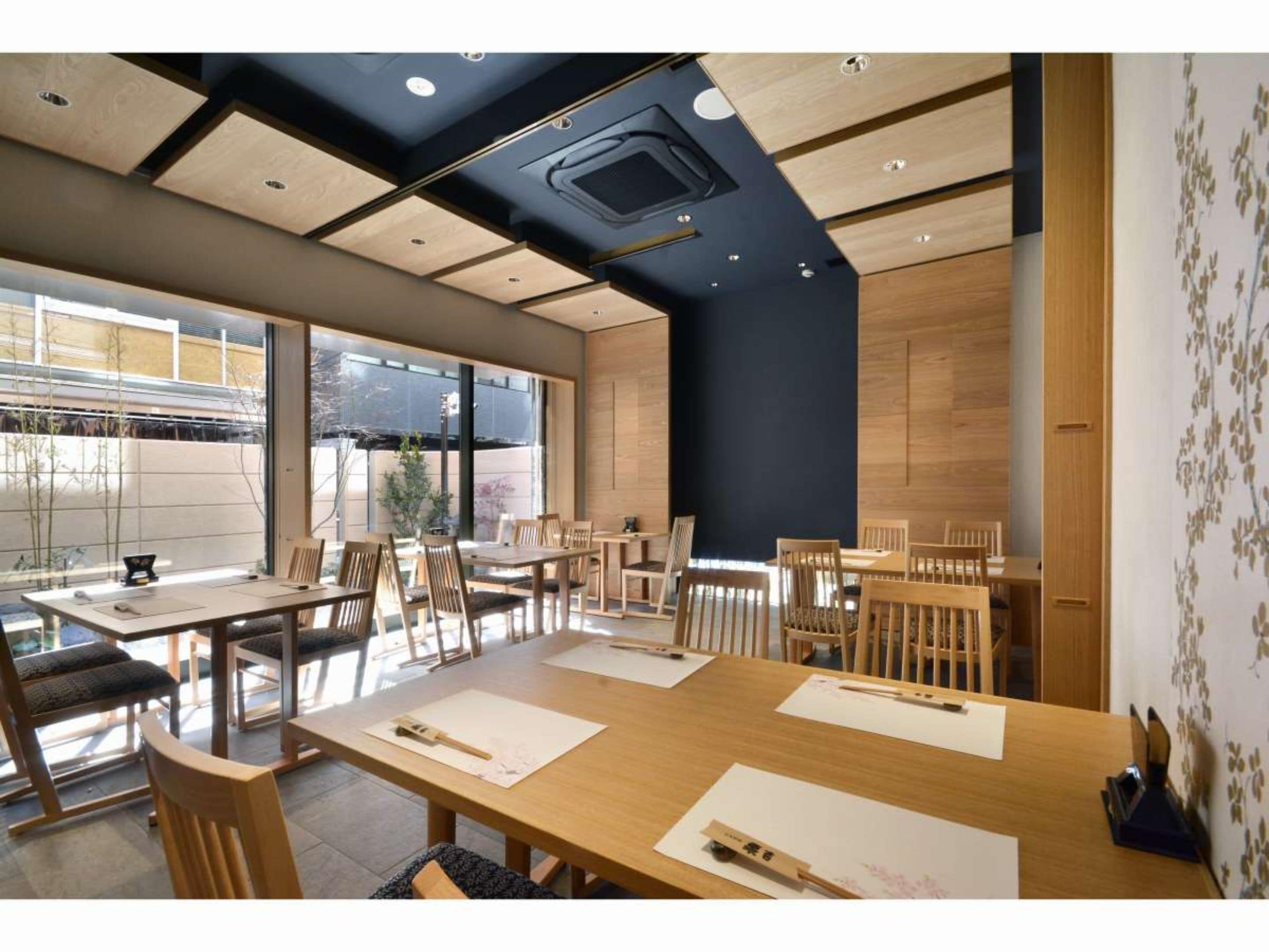 2 间餐厅，供应早餐、午餐和晚餐，意大利菜