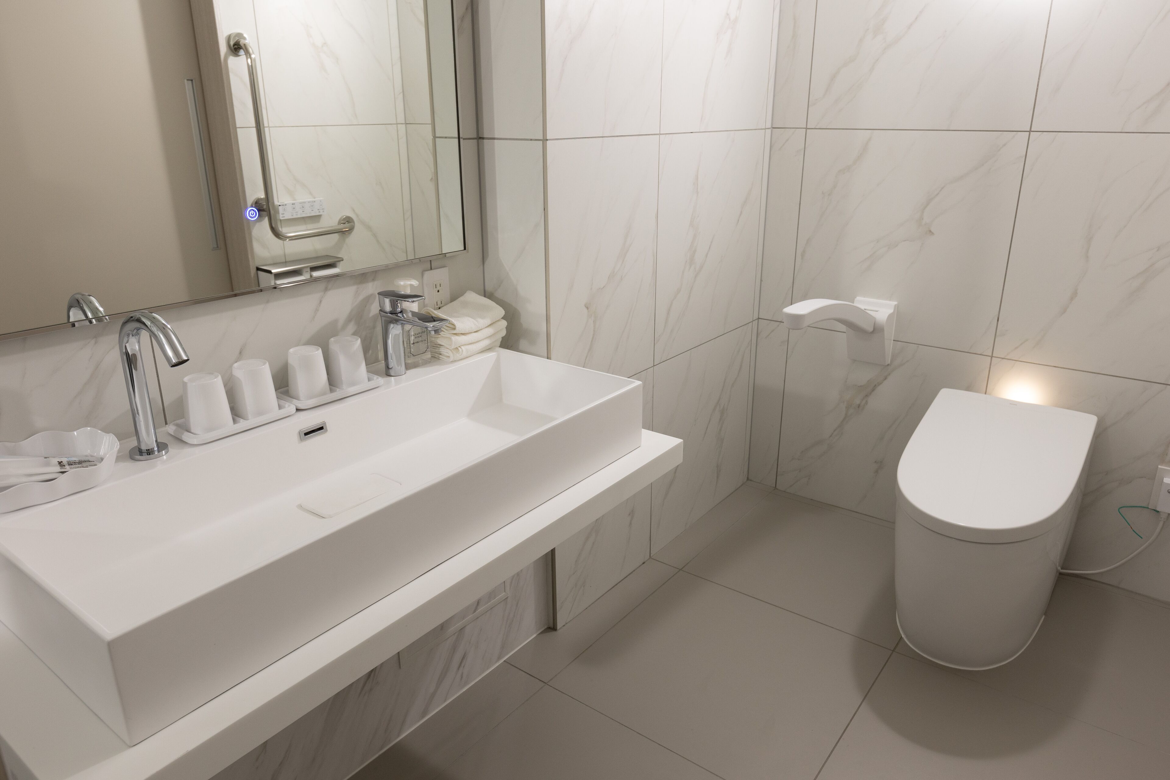 combined shower/bathtub, deep-soaking bathtub, free toiletries