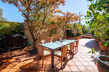 Breakfast, lunch, dinner served; local cuisine, alfresco dining