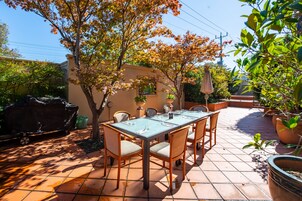 Se sirven desayunos y cocina local, restaurante con mesas al aire libre 