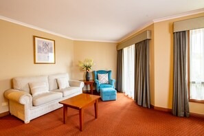 Suite ejecutiva, 1 cama de matrimonio grande | Minibar, escritorio, tabla de planchar con plancha y camas supletorias