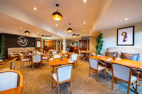 Se sirven desayunos y cocina local, restaurante con mesas al aire libre . Gateway on Monash Boutique Hotel