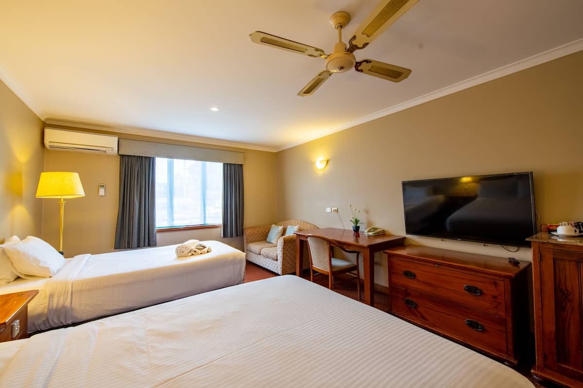 deluxe twin room | 1 bedroom, minibar, desk, iron/ironing board