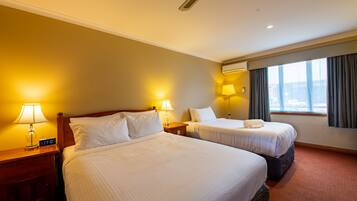 Quarto duplo luxo | 1 quarto, frigobar, escrivaninha, ferros/tábuas de passar roupa