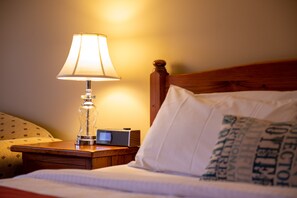 Minibar, desk, iron/ironing board, rollaway beds - Gateway on Monash Boutique Hotel (Notting Hill)