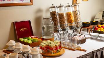 Un ricco buffet per la colazione con cibi e bevande assortite.