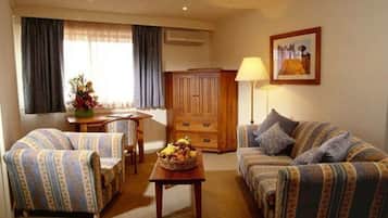 Suite – executive | Minibar, safe på rommet, skrivebord og strykejern/-brett