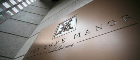 A sign for The Luxe Manor with the establishment year 2006.