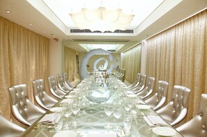 Aamiainen, lounas ja illallinen; moderni eurooppalainen keittiö