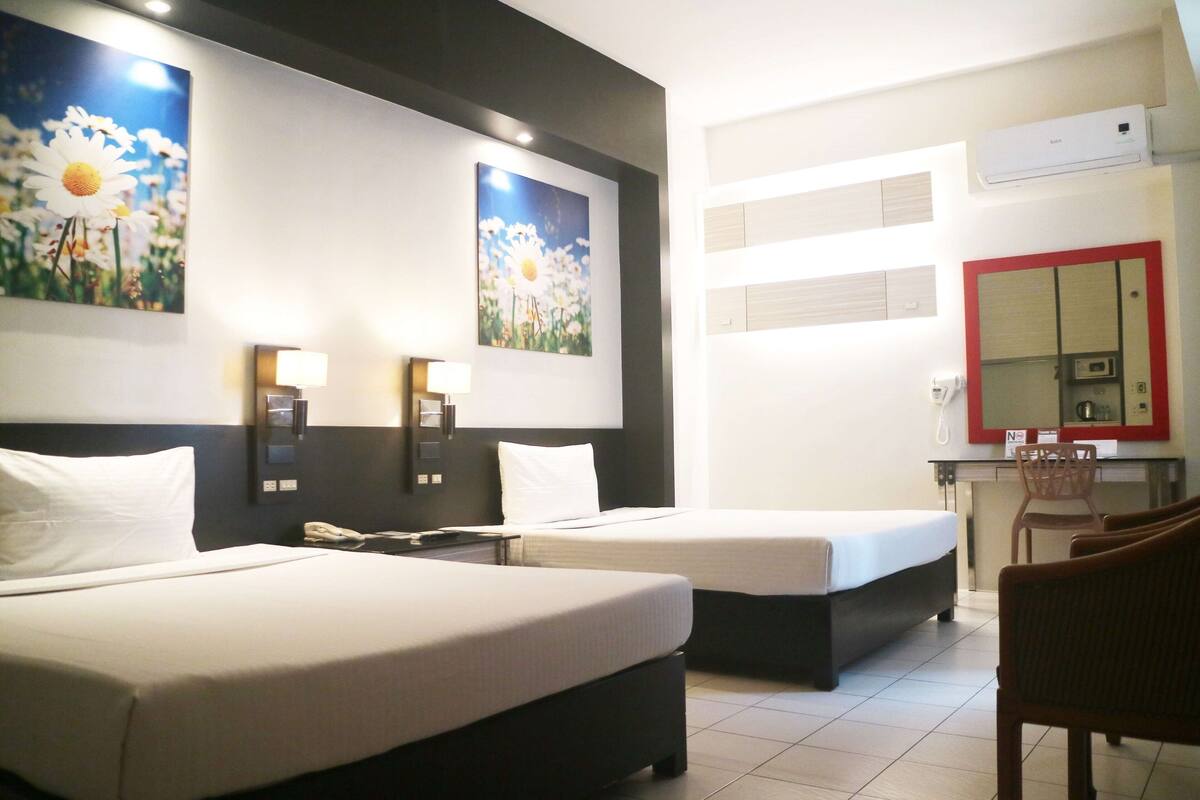 Basic Twin Room (2 Beds) | Peti besi dalam bilik, Wi-fi percuma, cadar katil 