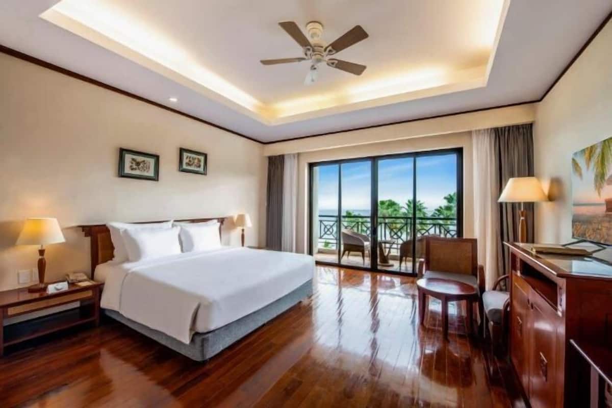 Minibar, in-room safe, desk, blackout curtains