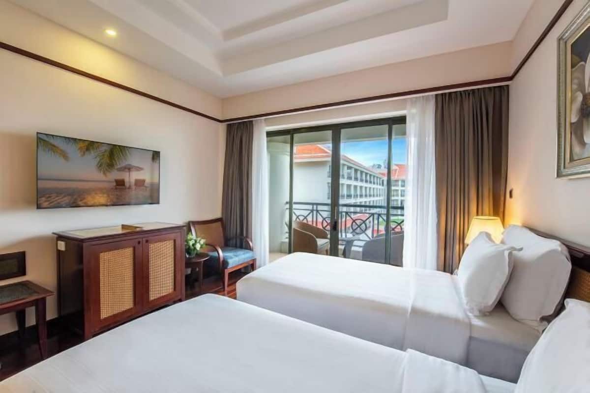 Minibar, in-room safe, desk, blackout curtains