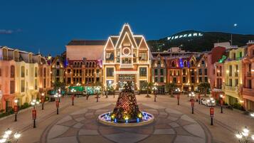 A hotel with a central atrium, a Christmas tree, and a sign reading "Harbour Market".