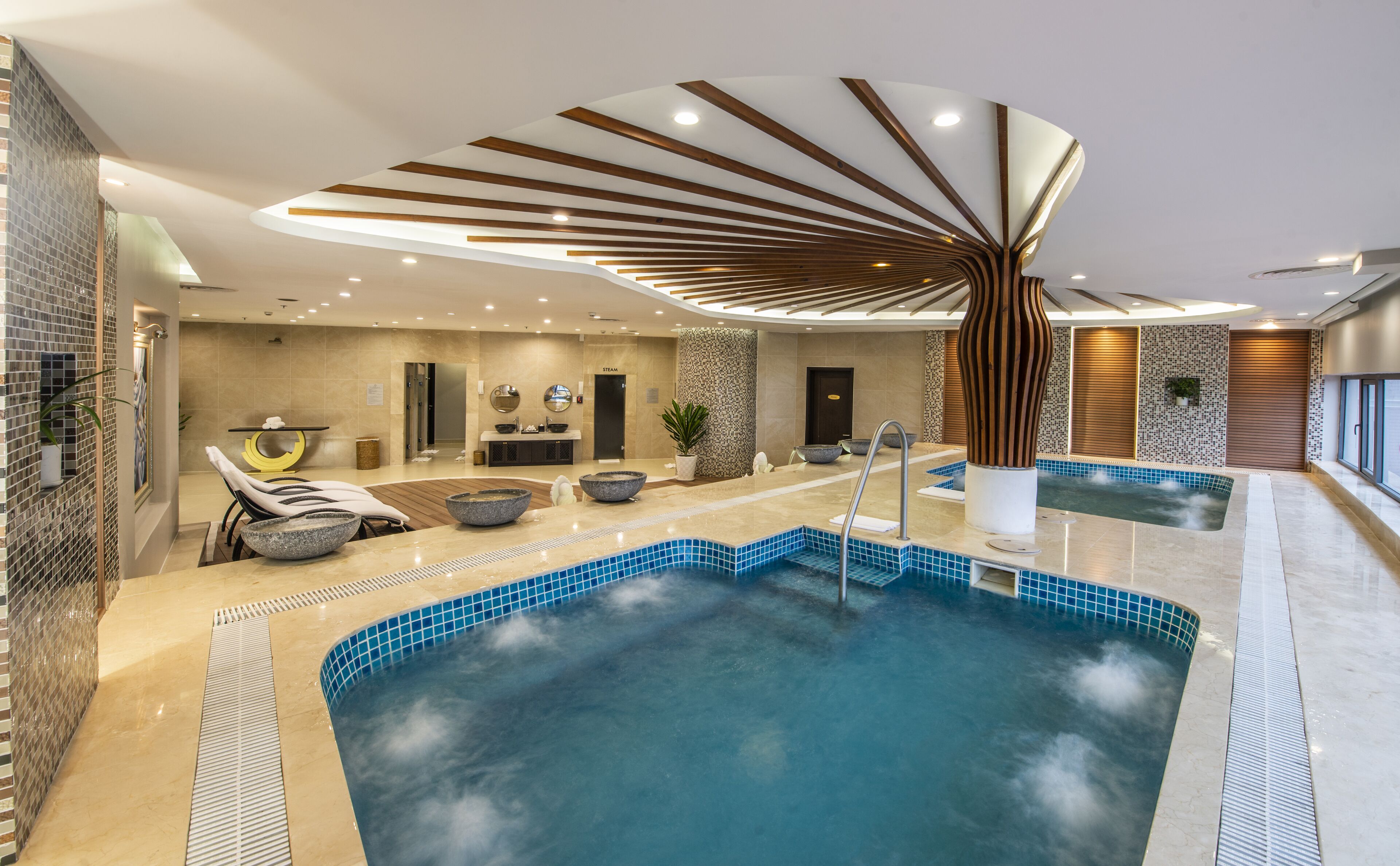 Een sauna, een bubbelbad, een stoombad, body wraps, body scrubs