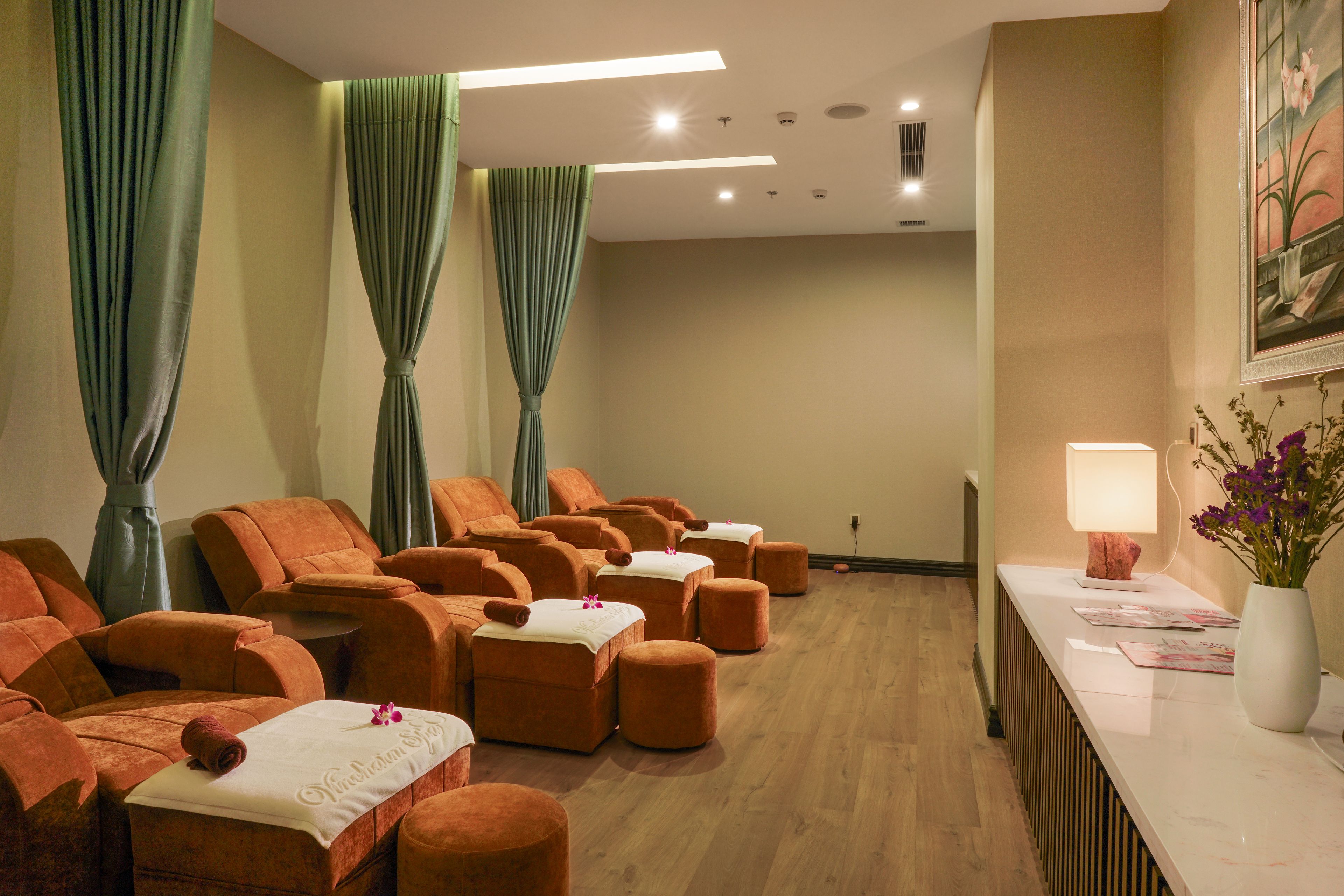 sauna, hot tub, steam room, body wraps, body scrubs, facials