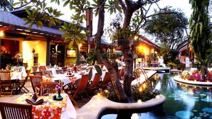 Phục vụ bữa sáng, bữa trưa và bữa tối 