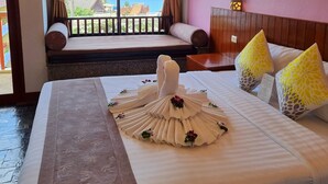 Phòng Deluxe, quang cảnh biển | Minibar, két bảo mật tại phòng, bàn 