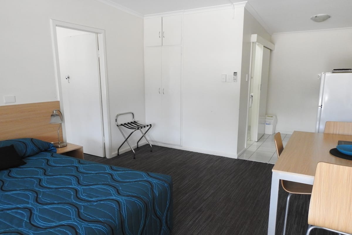 Suite familiar, 2 habitaciones, para no fumadores, cocineta (Premium Family) | Tabla de planchar con plancha, wifi gratis y ropa de cama