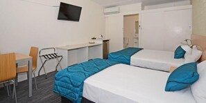 Iron/ironing board, free WiFi, bed sheets - Urangan Motor Inn (Urangan)