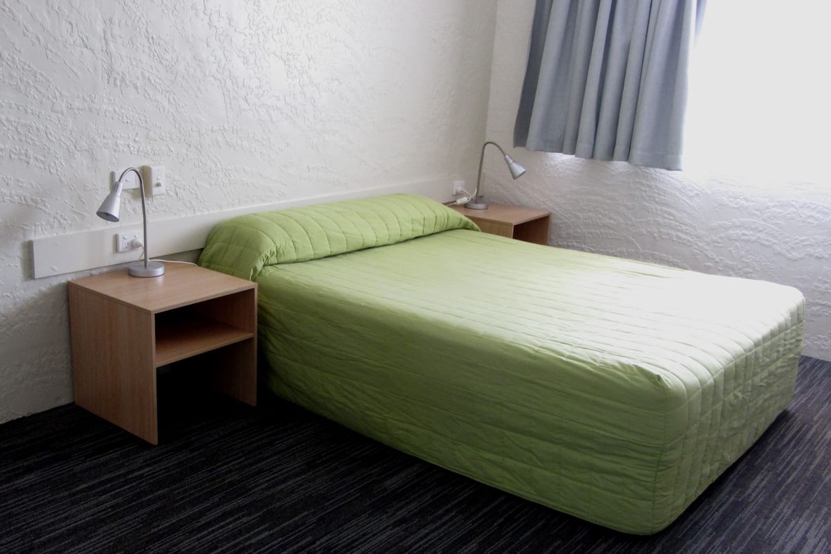 Habitación básica, 1 cama Queen size | Tabla de planchar con plancha, wifi gratis y ropa de cama
