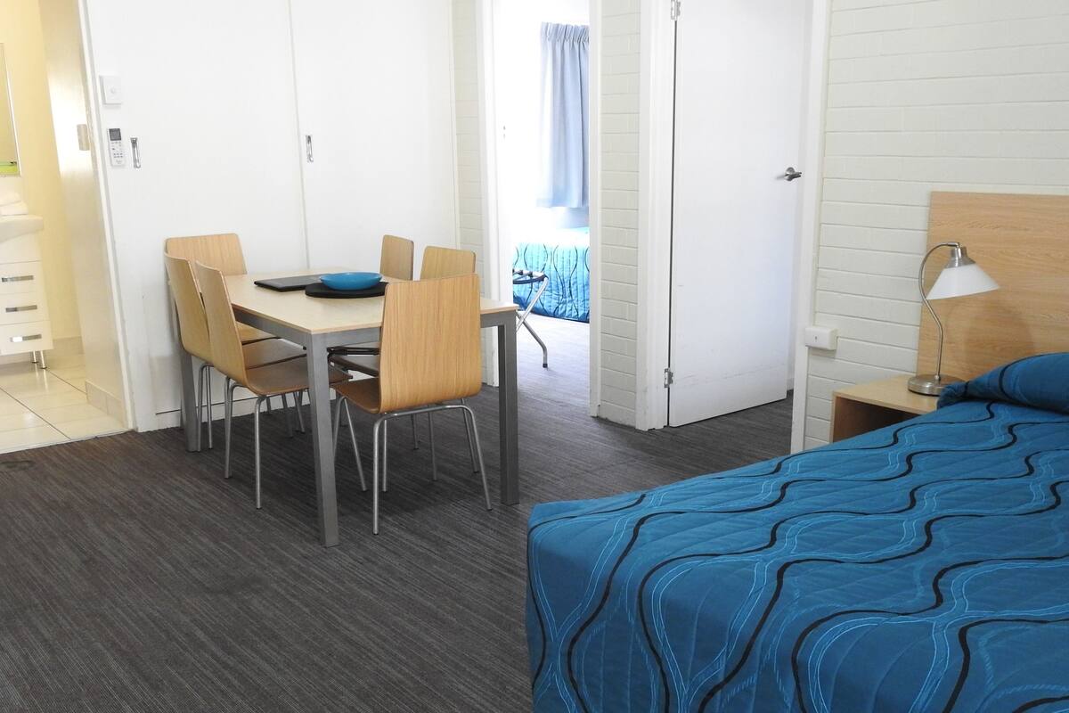 Suite familiar, 2 habitaciones, para no fumadores, cocineta | Tabla de planchar con plancha, wifi gratis y ropa de cama