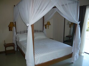 Doble estándar | Caja fuerte, sistema de insonorización, tabla de planchar con plancha