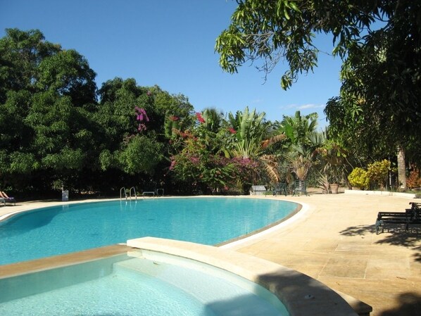 屋外プール、営業時間 5:00 ～ 21:00、プール パラソル、サンラウンジャー