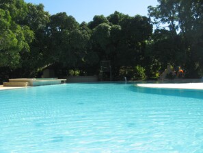 屋外プール、営業時間 5:00 ～ 21:00、プール パラソル、サンラウンジャー