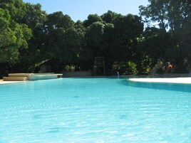 室外游泳池，05:00 至 21:00 开放，池畔遮阳伞，日光浴躺椅