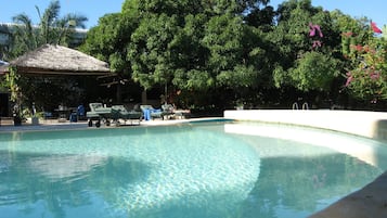 Una piscina al aire libre (de 05:00 a 21:00), sombrillas, tumbonas