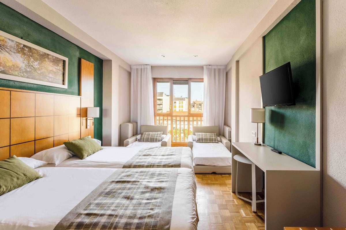 Habitación cuádruple (2 adults + 2 children) | Wifi gratis y ropa de cama