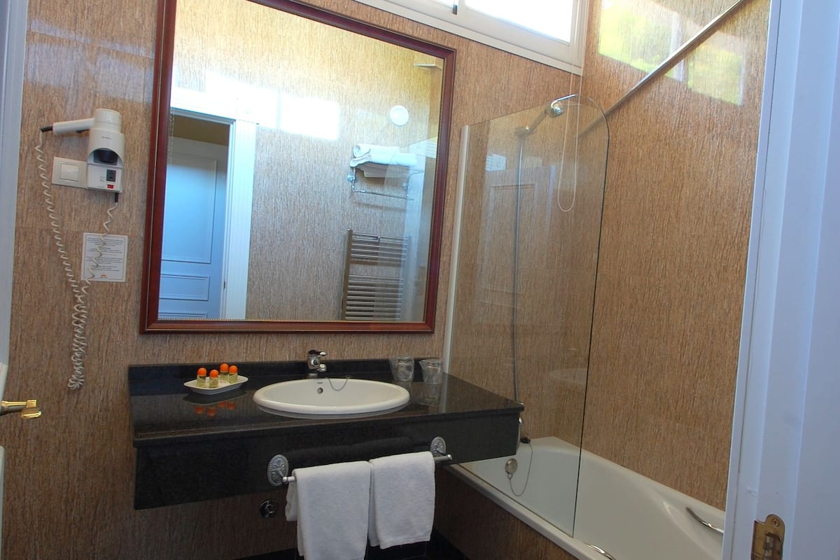 economy double room (attic) | bathroom | free toiletries, hair dryer, towels