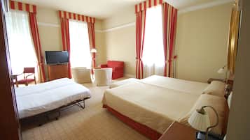 Een minibar, een kluis op de kamer, een bureau, verduisterende gordijnen