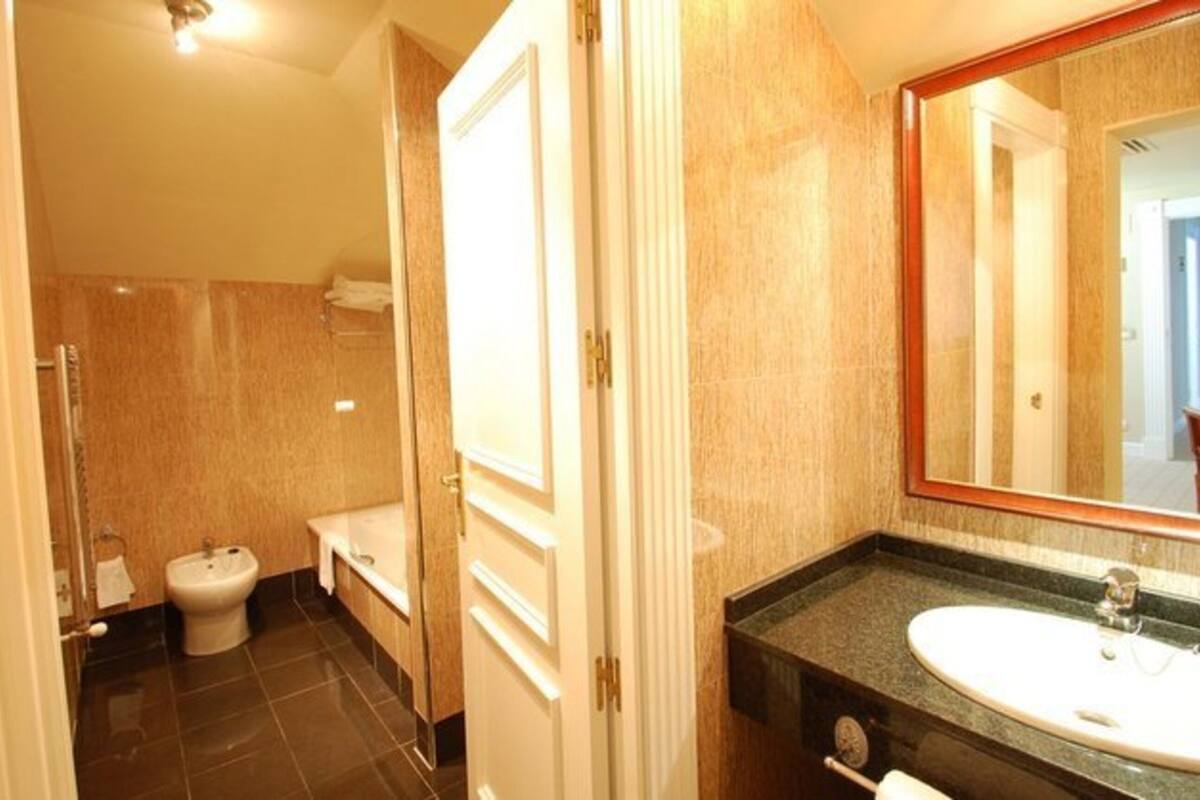 economy double room (attic) | bathroom | free toiletries, hair dryer, towels