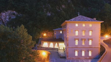 Voorkant accommodatie - avond/nacht