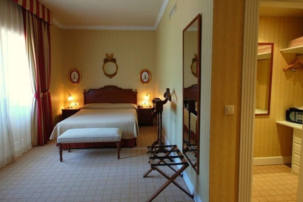 junior suite | minibar, in-room safe, desk, blackout curtains