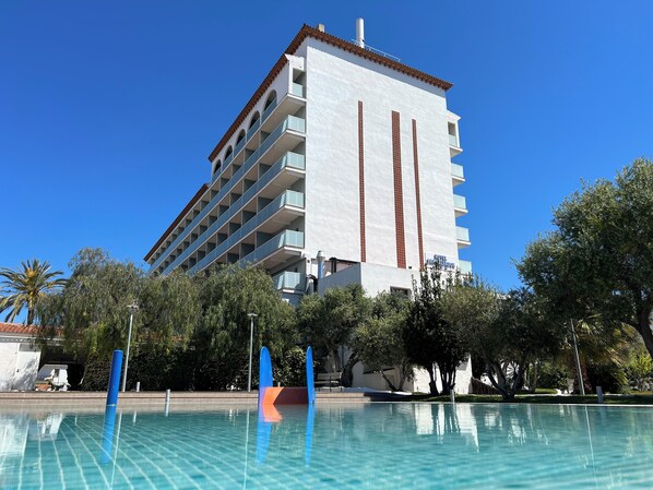 Piscine extérieure, parasols, chaises longues