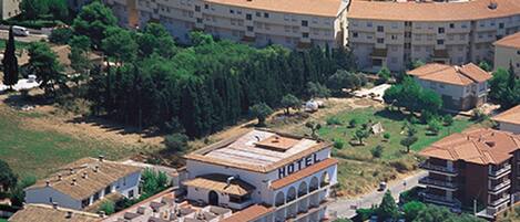 Un hotel con diversi piani, una piscina e vista sulla spiaggia.
