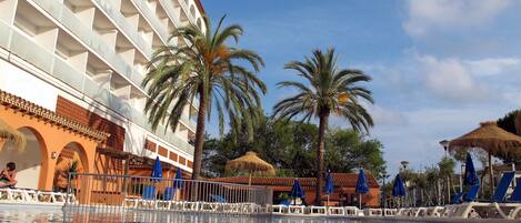 Kolam renang outdoor, dengan payung kolam renang dan kursi berjemur