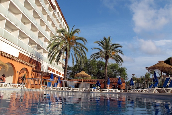 Outdoor pool, pool umbrellas, sun loungers