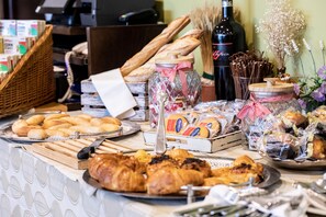 Daily buffet breakfast for a fee - HQ La Galería Hotel (Alfoz de Quintanaduenas)